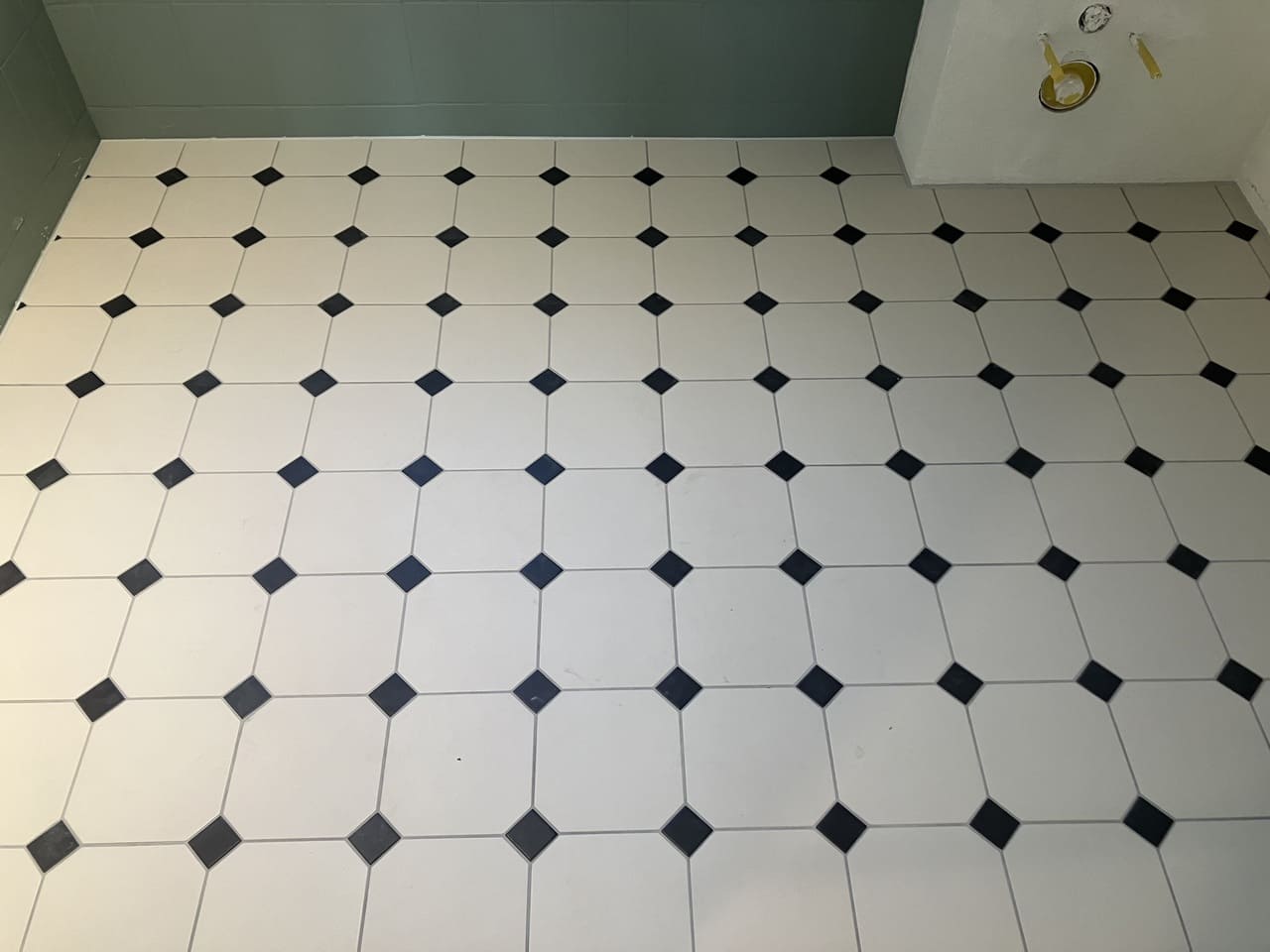 plattenarbeit-im-bad-von-mz-maurergeschaeft-gmbh Ein Projekt von Michael Zbinden von MZ Maurergeschäft GmbH, Deko Wand aus Naturstein in einem Esszimmer.