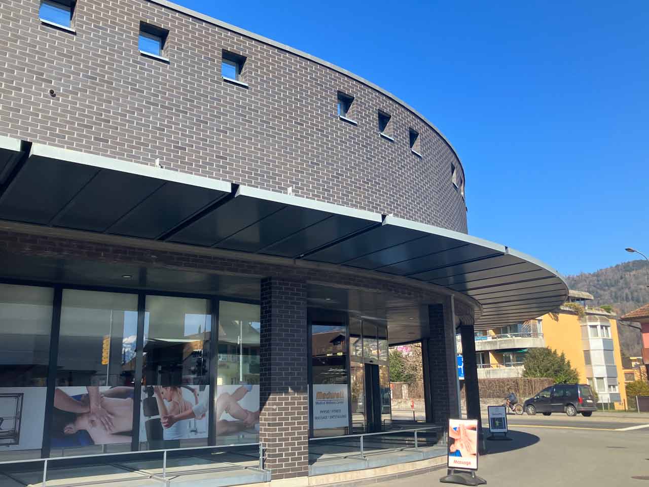 spezielle Maurerarbeiten von Michael Zbinden Das Gebäude vom Hohmad in Thun, gemauert von Michael Zbinden. Die Hauswand besteht aus anthrazit farbigen Mauersteinen.