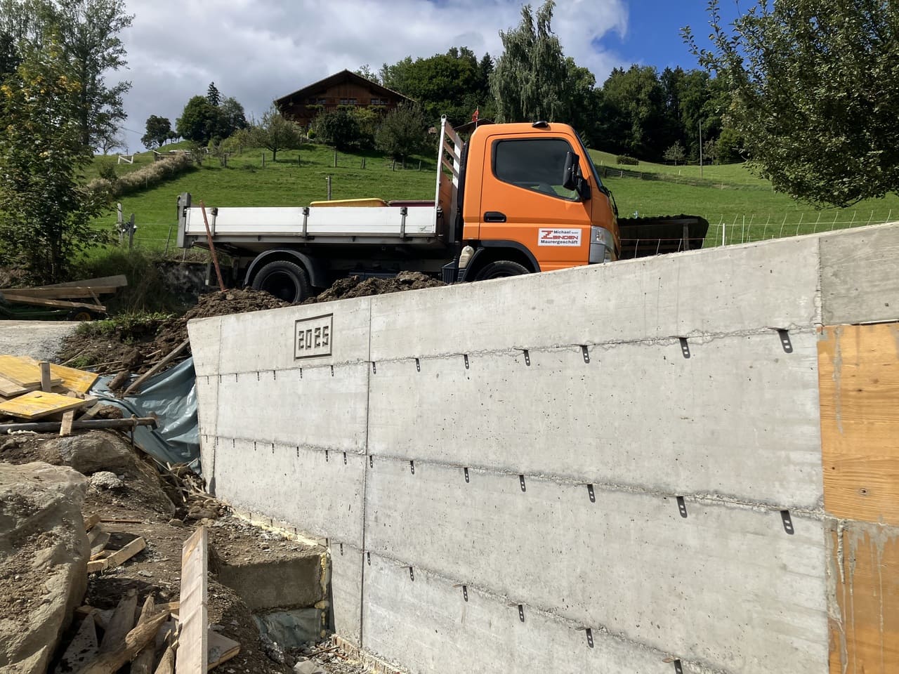stuetzmauer-schafstall-erstellt-von-michael-zbinden Ein Projekt von Michael Zbinden von MZ Maurergeschäft GmbH, Deko Wand aus Naturstein in einem Esszimmer.